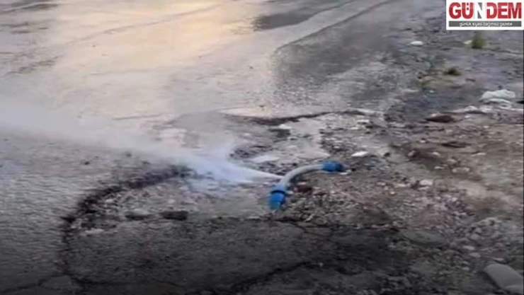 Cumhuriyet Mahallesi'nde su borusu patladı, sular caddeye aktı