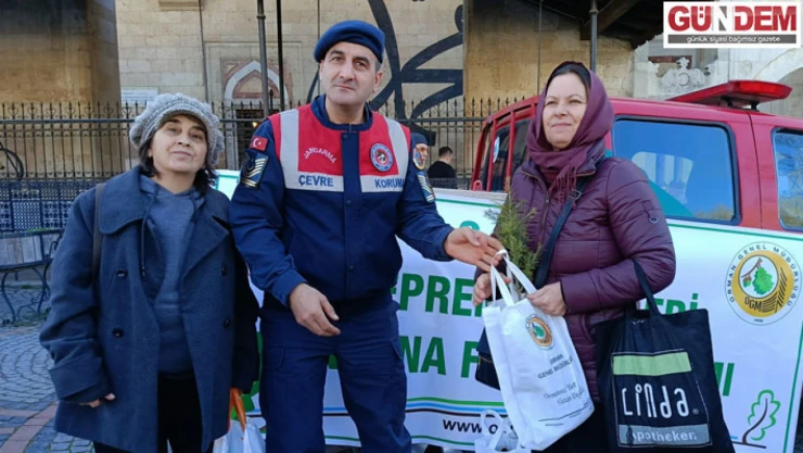 Depremde hayatını kaybedenlerin anısına fidan dağıtıldı