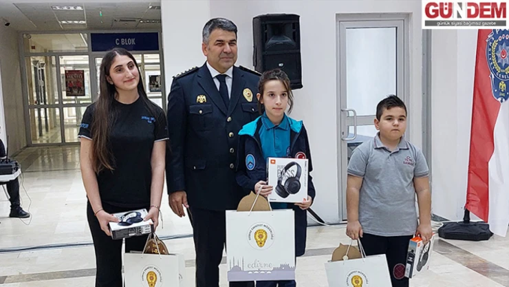 Dereceye giren öğrenci ve emniyet personellerine ödülleri verildi