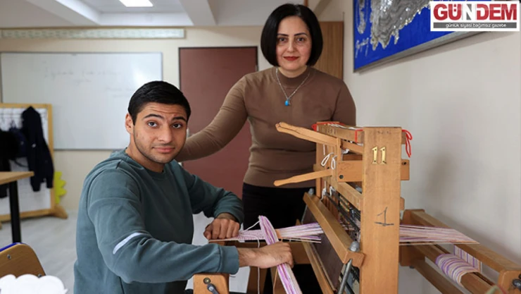 Dokuma tezgahının başından kalkmıyor