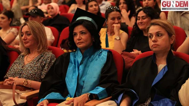 Edirne'de iki çocuk annesi dil öğrenmek için girdiği ikinci üniversitesini birincilikle bitirdi