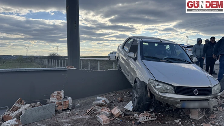 Edirne'de iş yerinin duvarına çarpan otomobilin sürücüsü yaralandı
