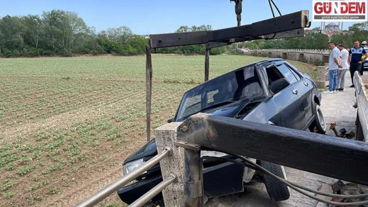Edirne'de Köprü Bariyerlerine Çarpan Araç Kazaya Neden Oldu