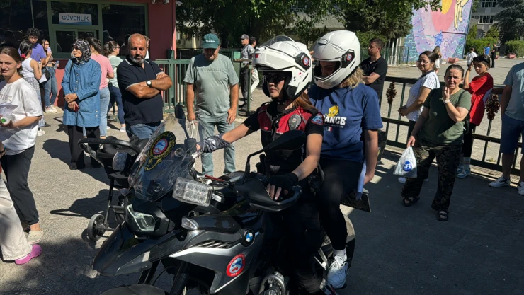 Edirne'de yanlış salona gelen ve kimliğini unutan öğrencileri YKS'ye Yunus Timi polisleri yetiştirdi