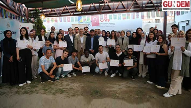 Edirne Uluslararası Öğrenciler Akademisi'ni başarıyla bitiren öğrenciler mezuniyet sevinci yaşadı