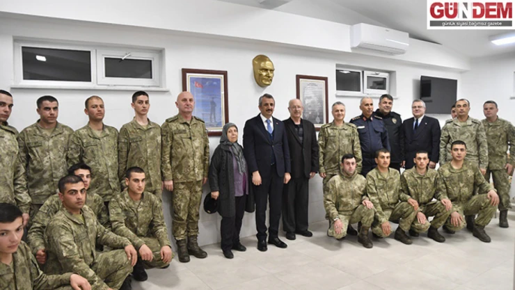 Edirne Valisi Sezer, hudut karakolunda Mehmetçikle iftar yaptı