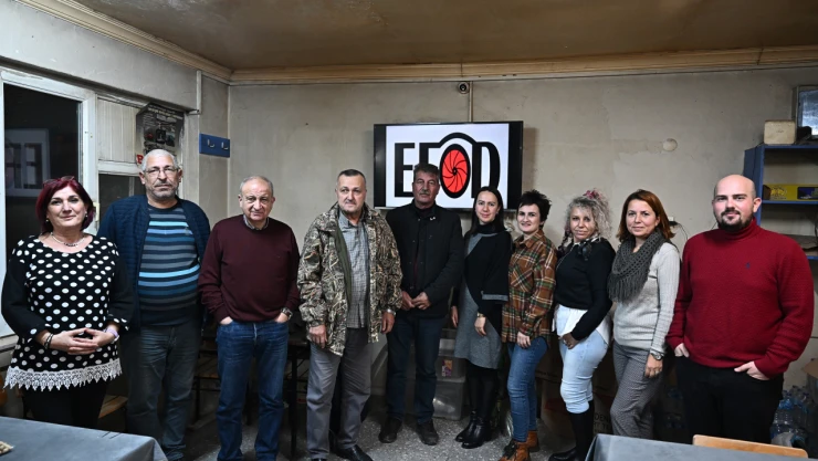 Edirneli fotoğrafçılar köy köy gezerek kahvehanelerde fotoğraf sunumu yapıyor