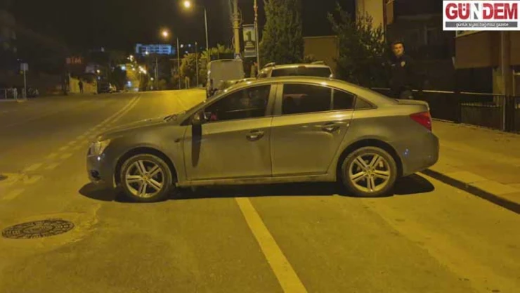 El freni boşalan otomobil kaldırıma çarparak durdu