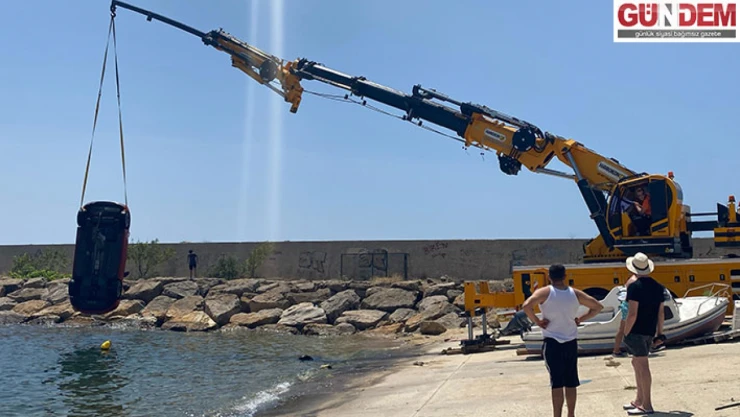 El frenini çekmeyi unuttuğu otomobil limandaki kayalıklardan denize düştü