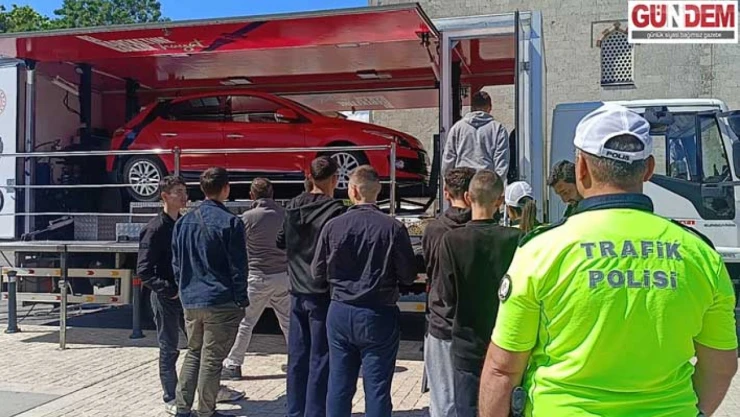 Emniyet kemeri simülasyon tırı vatandaşlardan yoğun ilgi gördü