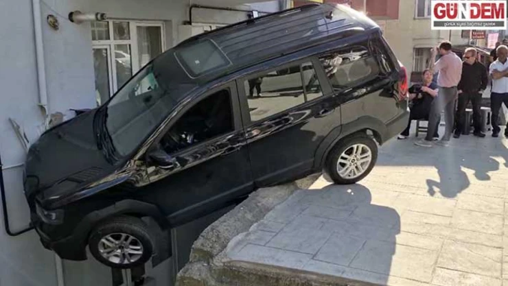 Evin balkonuna çarpan cipteki 1 kişi yaralandı