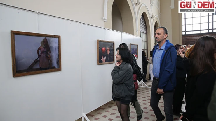 Film sahnelerinden esinlenerek çekilen kurgusal fotoğraflardan sergi