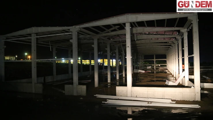 Fırtına nedeniyle fabrikanın çatısından düşen 3 işçi yaralandı