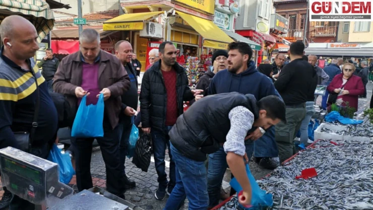 Fiyatı düşen hamsi vatandaşı sevindirdi