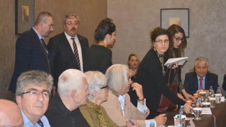 Tüketici toplantısında protokol krizi