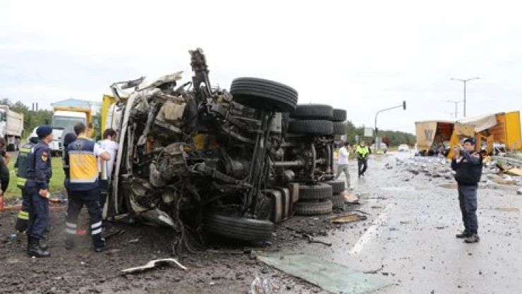 Kamyonla TIR çarpıştı: 1 ölü