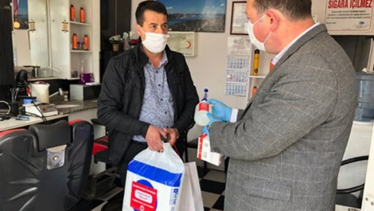 Süloğlu'nda berberlere malzeme yardımı