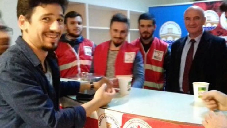 Kütüphaneye giden çorba içiyor