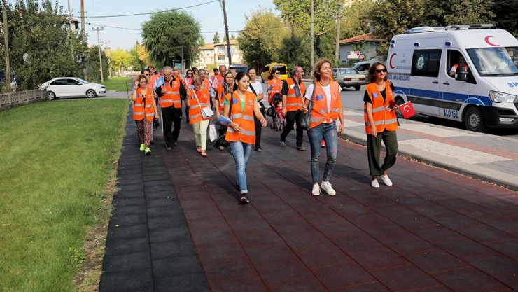 Araçlarını bırakıp yürüdüler