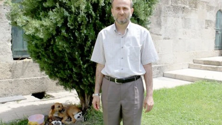 Yavrulara imam sahip çıktı