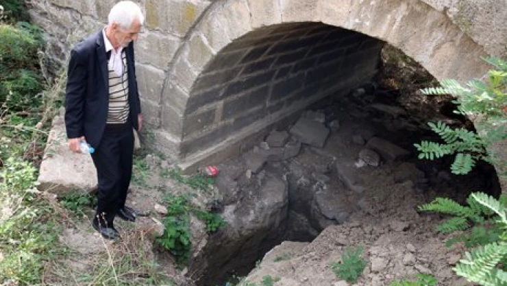 Köprü altında define aramışlar