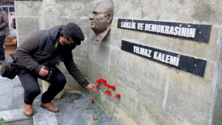 Mumcu'ya ilk karanfil basından