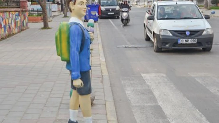 Öğrenci maketiyle trafik uyarısı
