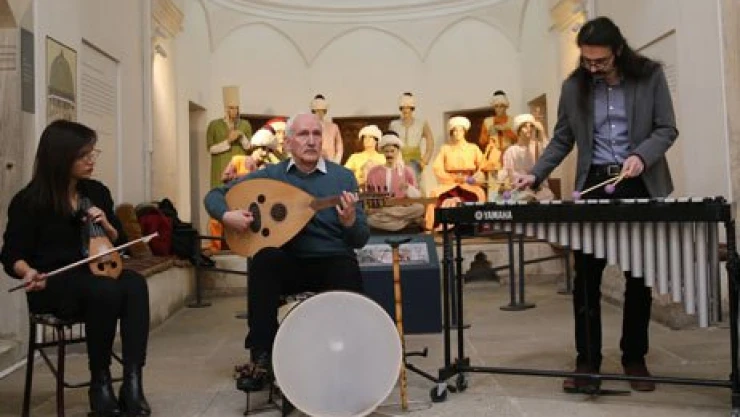 Şifahanede doğaçlama müzik dinletisi