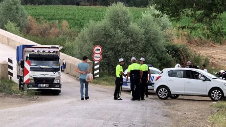Polisi gören geri vites yaptı