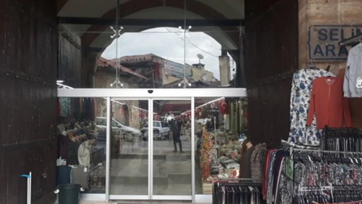 Arasta'ya otomatik kapı