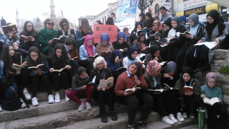 Anıtta kitap okudular