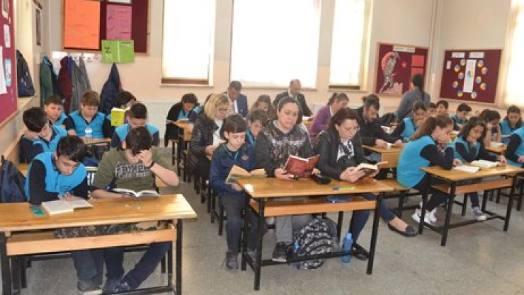 Ailece kitap okudular