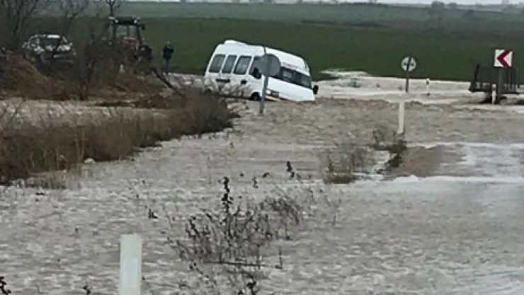 Minibüs suya kapıldı can kaybı yok