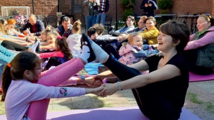 Çocuklar müzede yoga yaptı