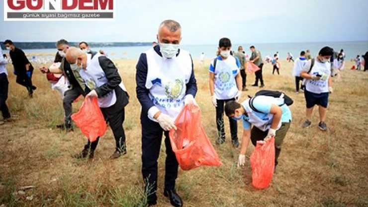 Kırklareli Valisi Bilgin, çevre temizliğine dikkati çekebilmek için öğrencilerle sahilde çöp topladı