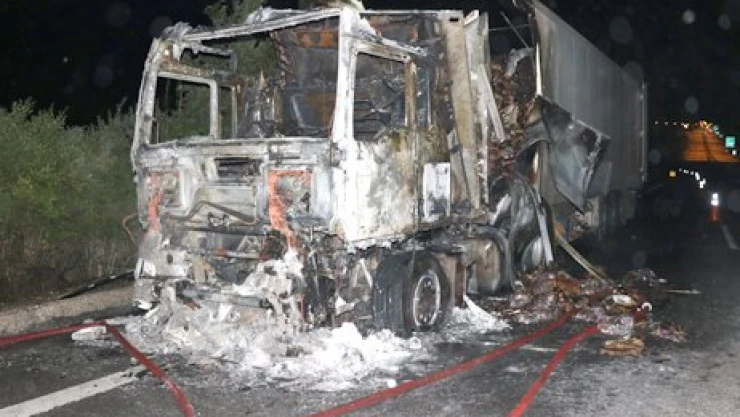 Kiraz yüklü TIR yandı