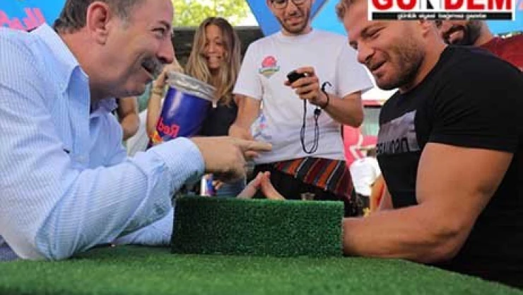 Parmak güreşinde başpehlivan Gürkan