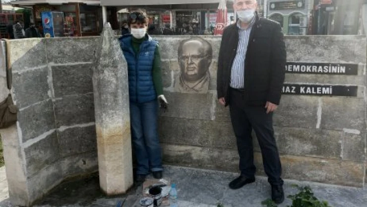 Mumcu anıtına portre rölyefi