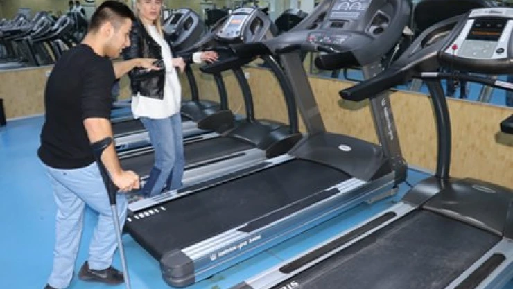 Ayağa spor yaparak kalktı