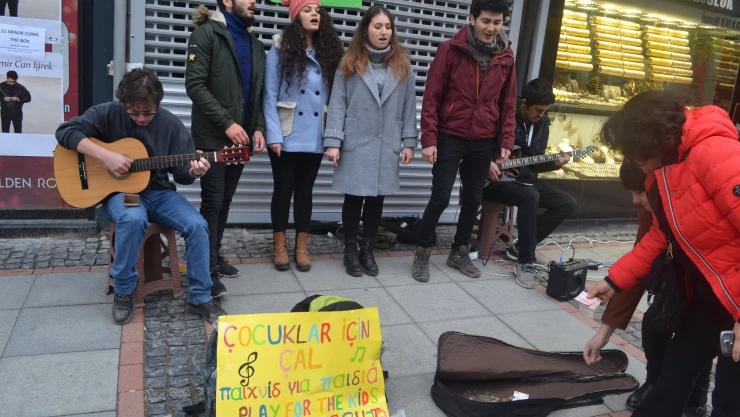Çocuklar için çalıyorlar