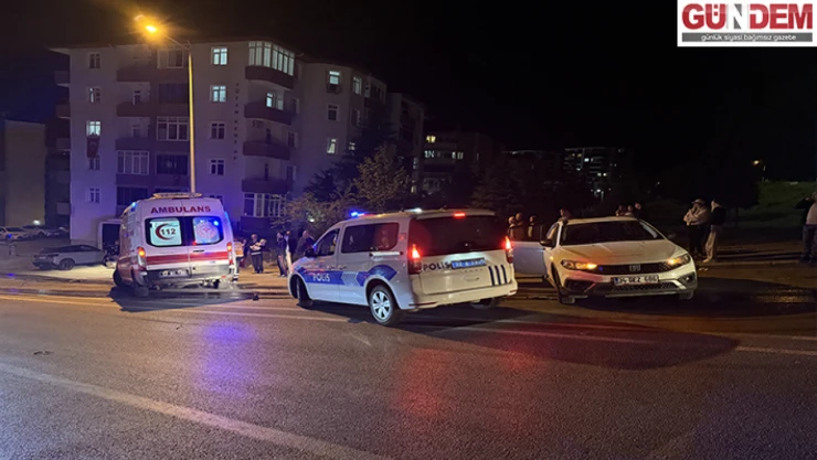 Hafif ticari araçla çarpışan otomobildeki anne ve bebeği yaralandı