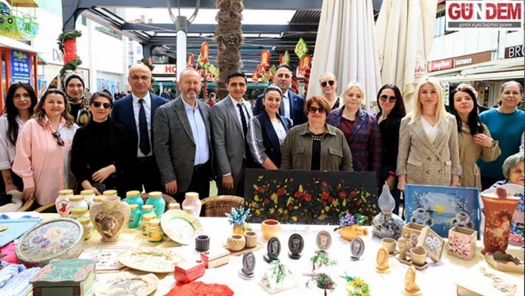 Huzurevindeki yaşlılar el emeklerini sergiledi