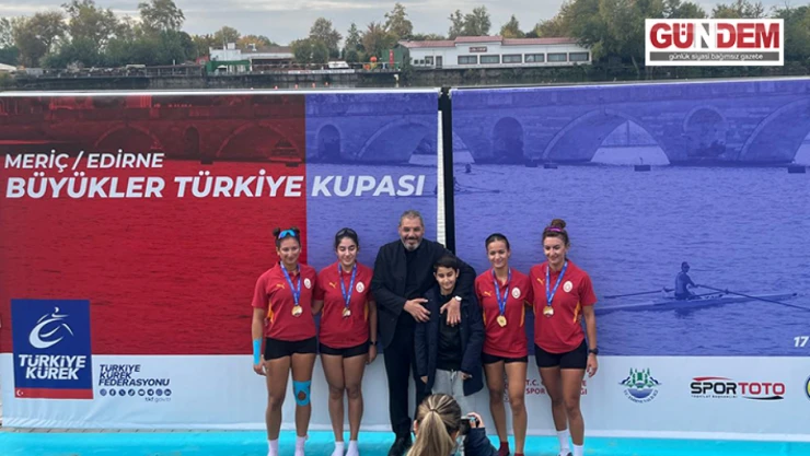 İba, sporcuları tebrik ederek madalyalarını takdim etti