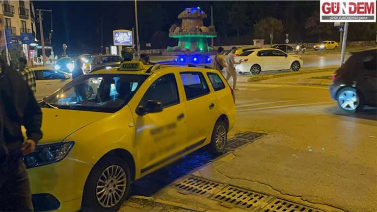 İki aracın karıştığı kazada taksi kaldırıma çıktı