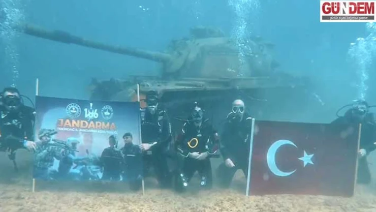 Jandarma ekibi su Altı Tarih Müzesi'ne batırılan tanka dalış yaptı