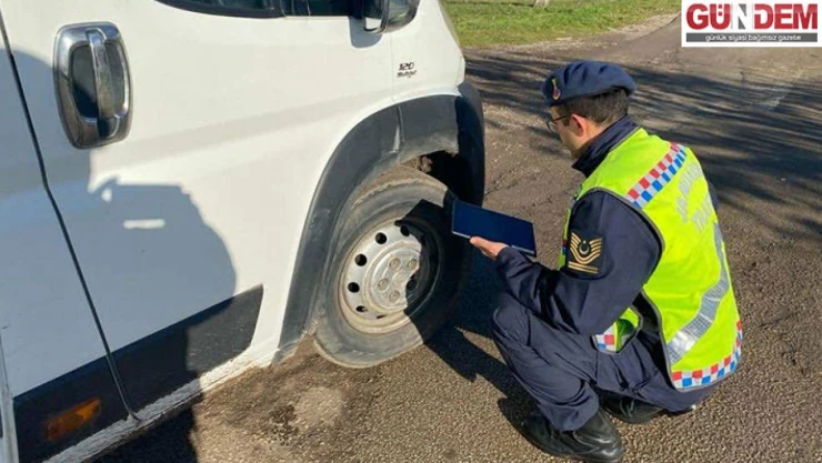 Jandarma ekipleri servis araçlarını denetledi