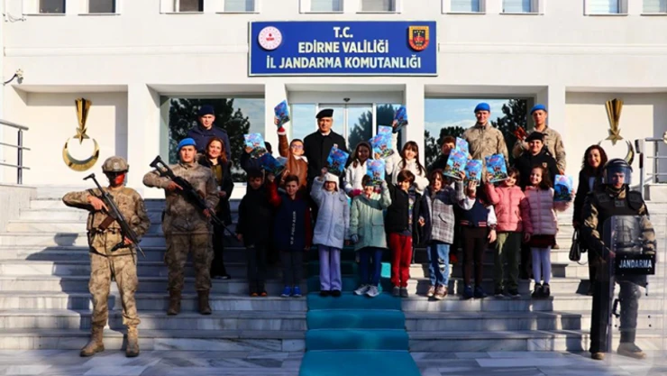 Jandarmayı ziyaret eden TED Edirne Koleji öğrencileri, keyifli bir gün geçirdi