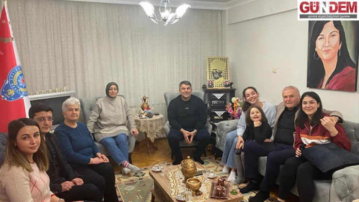 Karaburun ve eşi  şehit ailesini ziyaret etti