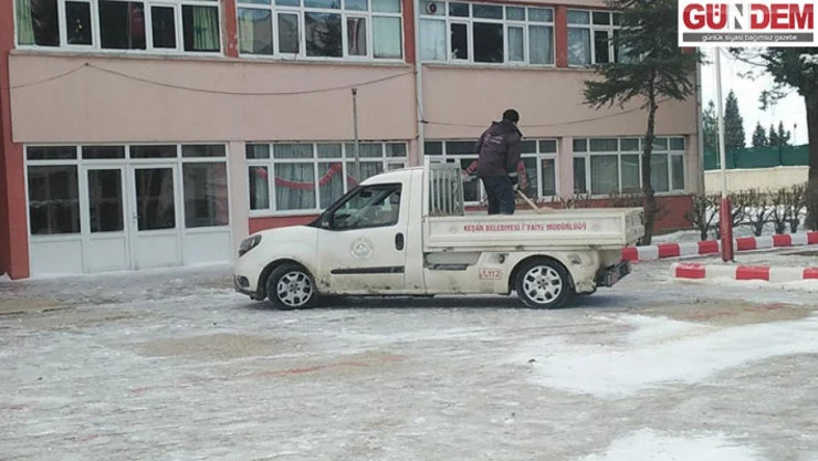 Keşan Belediyesi okul bahçelerini öğrenciler için temizledi