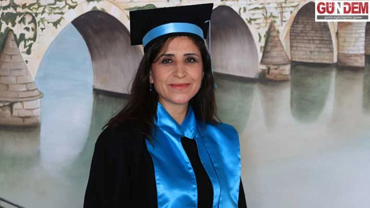 Kızına örnek olmak isteyen 48 yaşındaki kadın üçüncü üniversitesini tamamladı